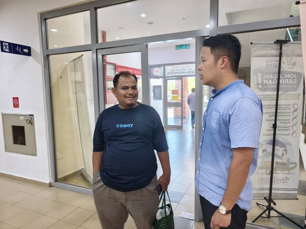 健康诊所冷气系统故障，病人投诉环境闷热受不了。 