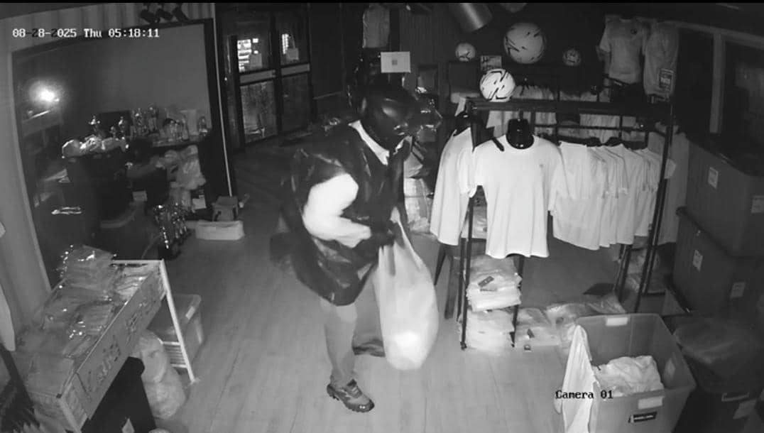 偷摄影器材开走福特四驱车 理大服装店损失逾20万