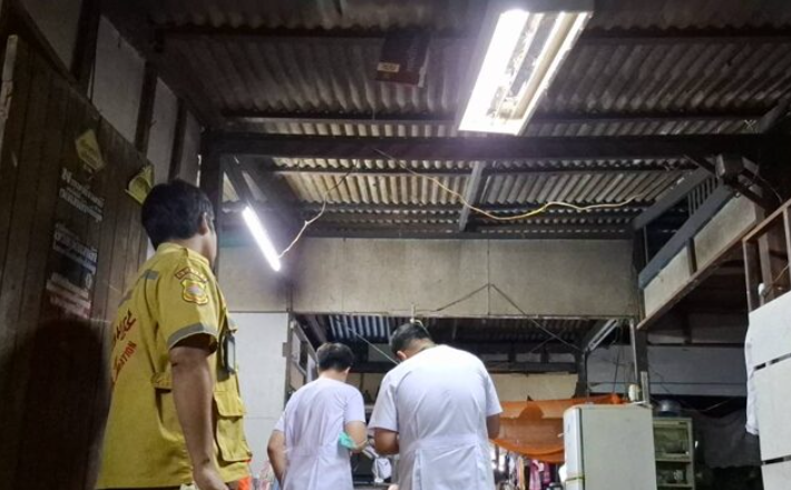 儿子深夜诡异站客厅中央　母近看才知早已断气