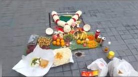 儿子现身纪念母亲 缅怀印度清真寺路塌陷事故一周年