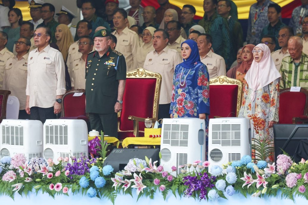  元首伉俪乘宝腾Satria Neo到场 国庆庆典正式开幕