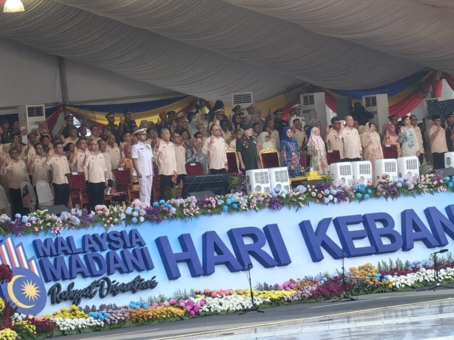  元首伉俪乘宝腾Satria Neo到场 国庆庆典正式开幕