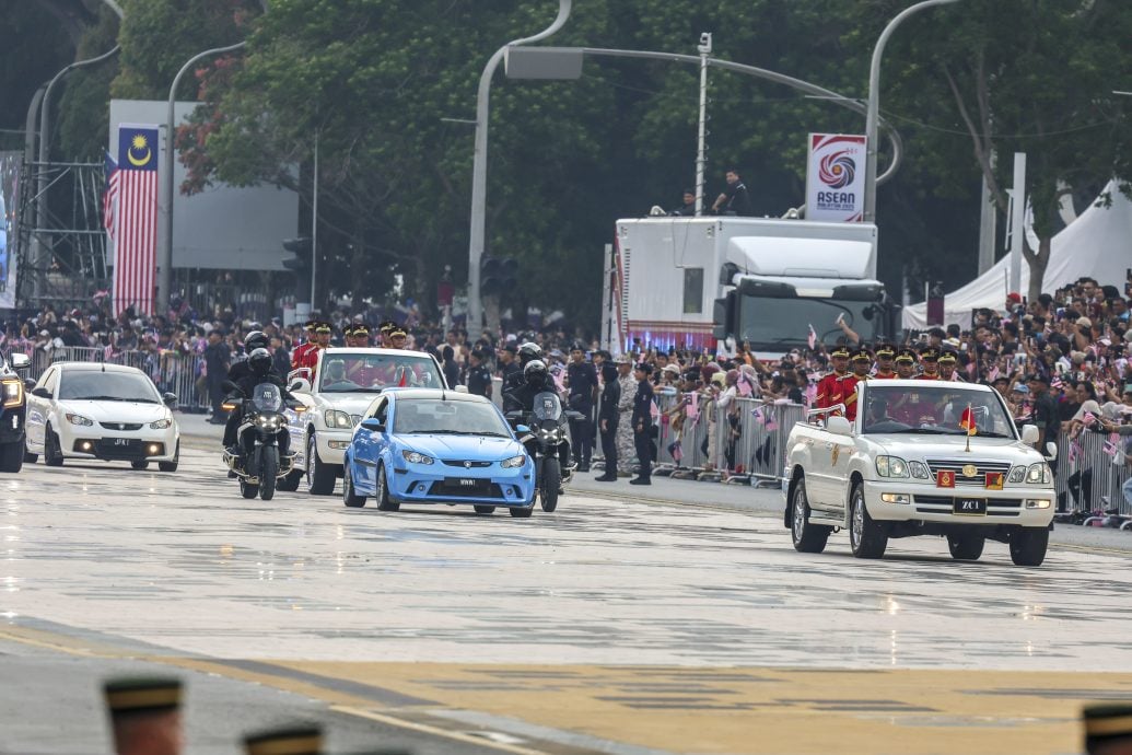  元首伉俪乘宝腾Satria Neo到场 国庆庆典正式开幕