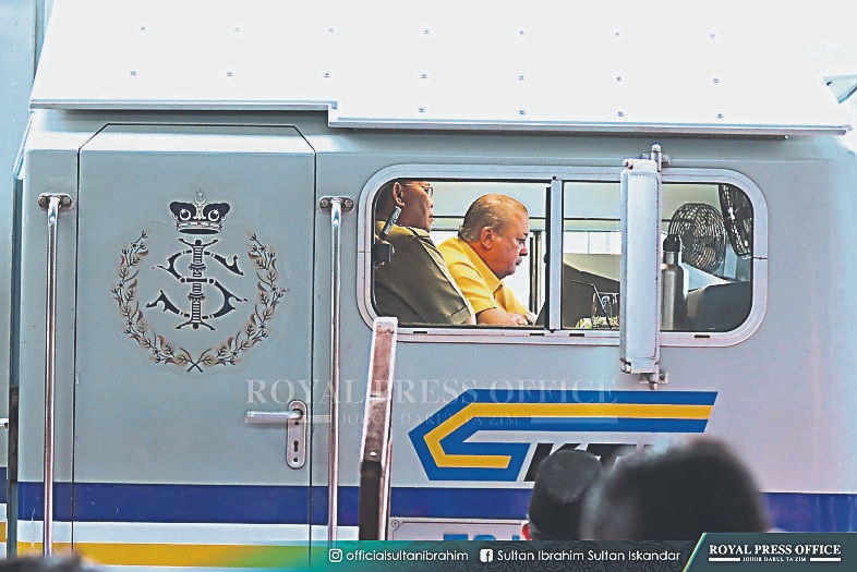 元首热爱驾驶 会开多种交通工具 包括飞机快艇