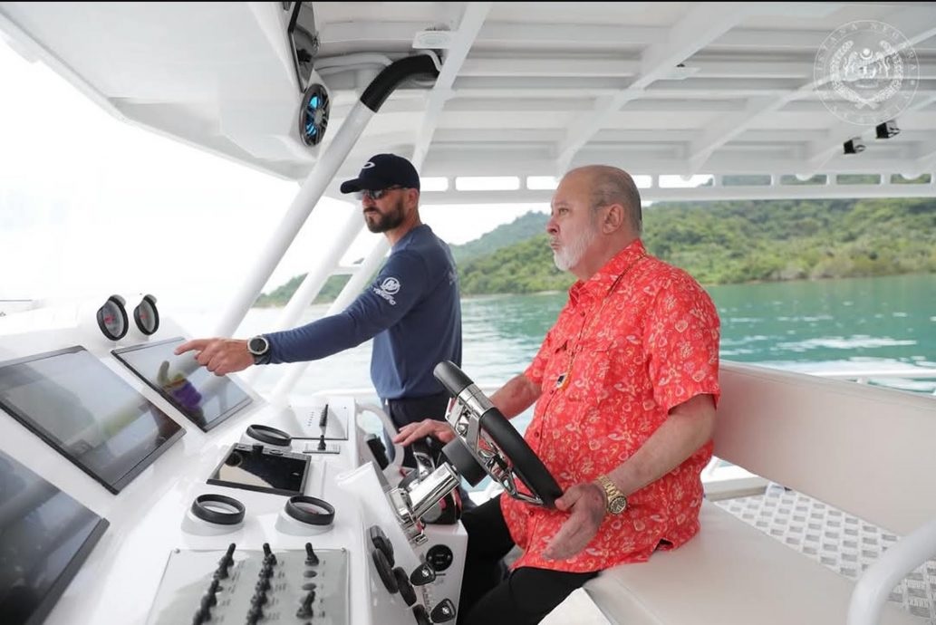 元首热爱驾驶 会开多种交通工具 包括飞机快艇