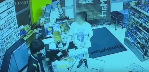 先道歉后上短片 称自己被区别对待 女子大闹便利店只因“心情不好”