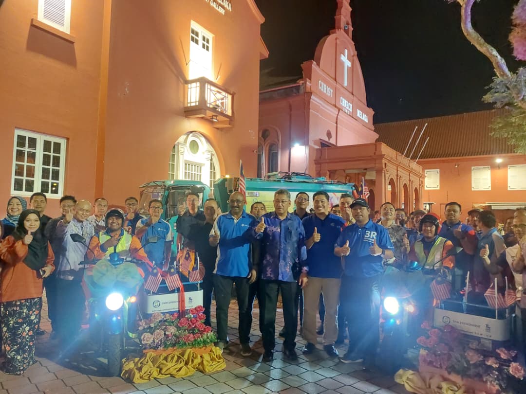 全国版/使用电动垃圾车辆进行公共卫生清理工作