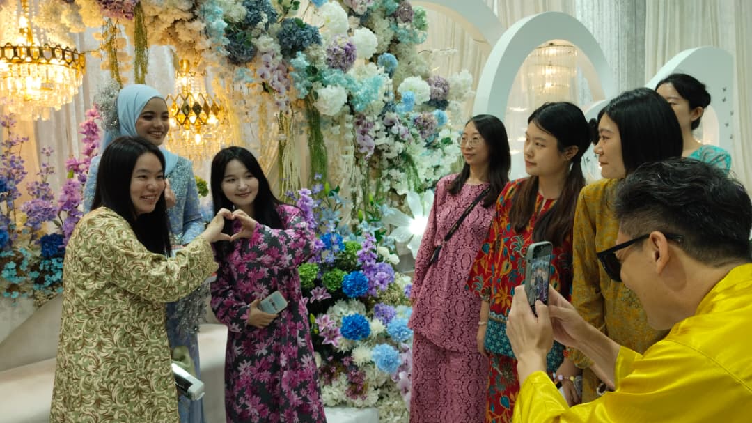 全国版／【暖势力】中国留学生穿马来装 体验马来婚礼文化习俗