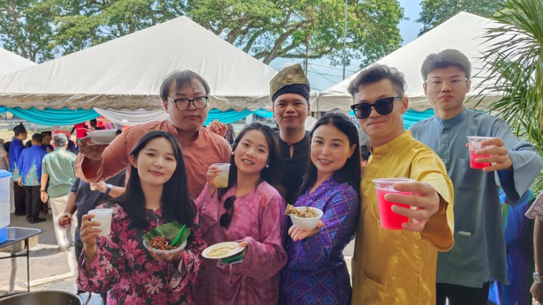 全国版／【暖势力】中国留学生穿马来装 体验马来婚礼文化习俗