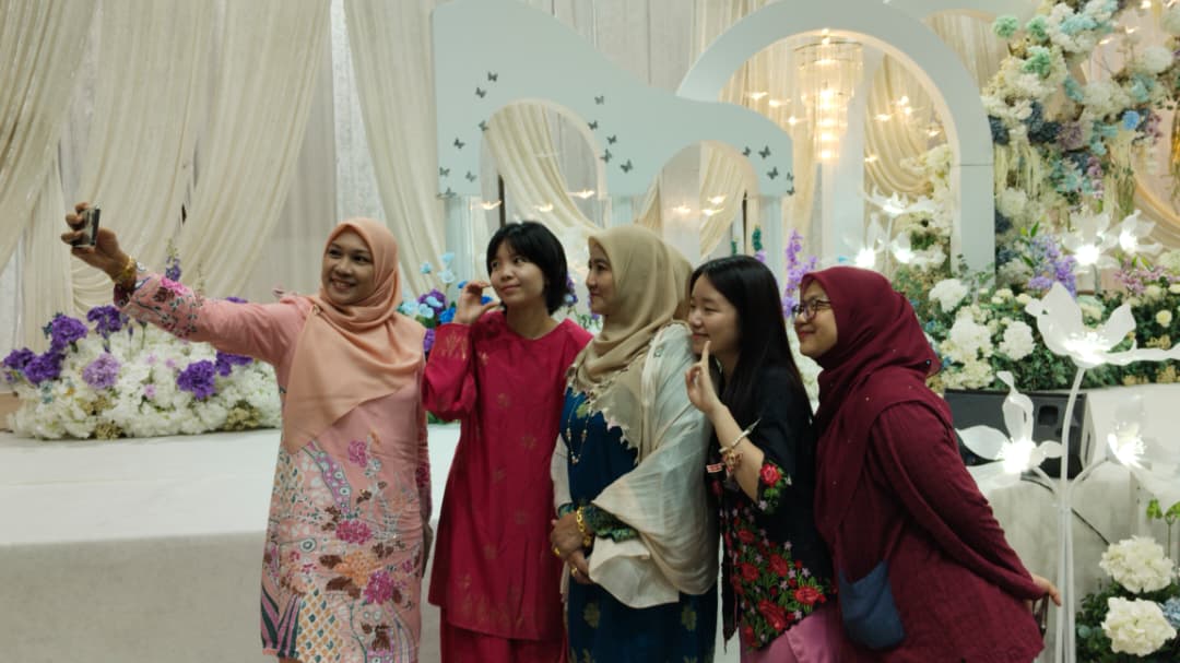 全国版／【暖势力】中国留学生穿马来装 体验马来婚礼文化习俗