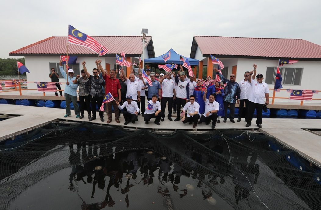 **全国综合**全国:逾30渔船挂“辉煌条纹”,柔佛海峡上随风飘扬