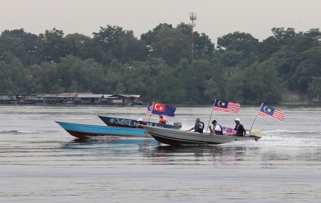 **全国综合**全国:逾30渔船挂“辉煌条纹”,柔佛海峡上随风飘扬