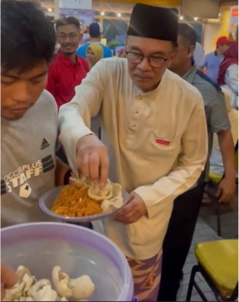 **全国综合**发生什么事?安华没收记者手机?!