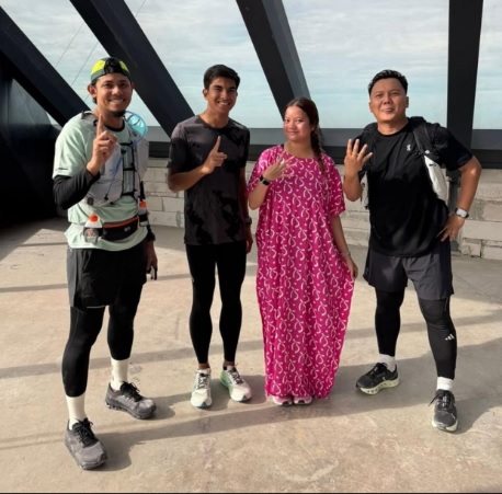 **全国综合**粉色长裙装扮  女DJ攀梯登顶默迪卡118