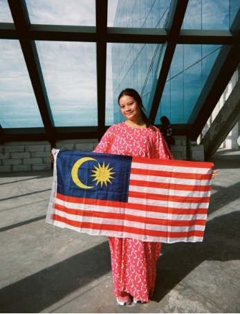 **全国综合**粉色长裙装扮  女DJ攀梯登顶默迪卡118