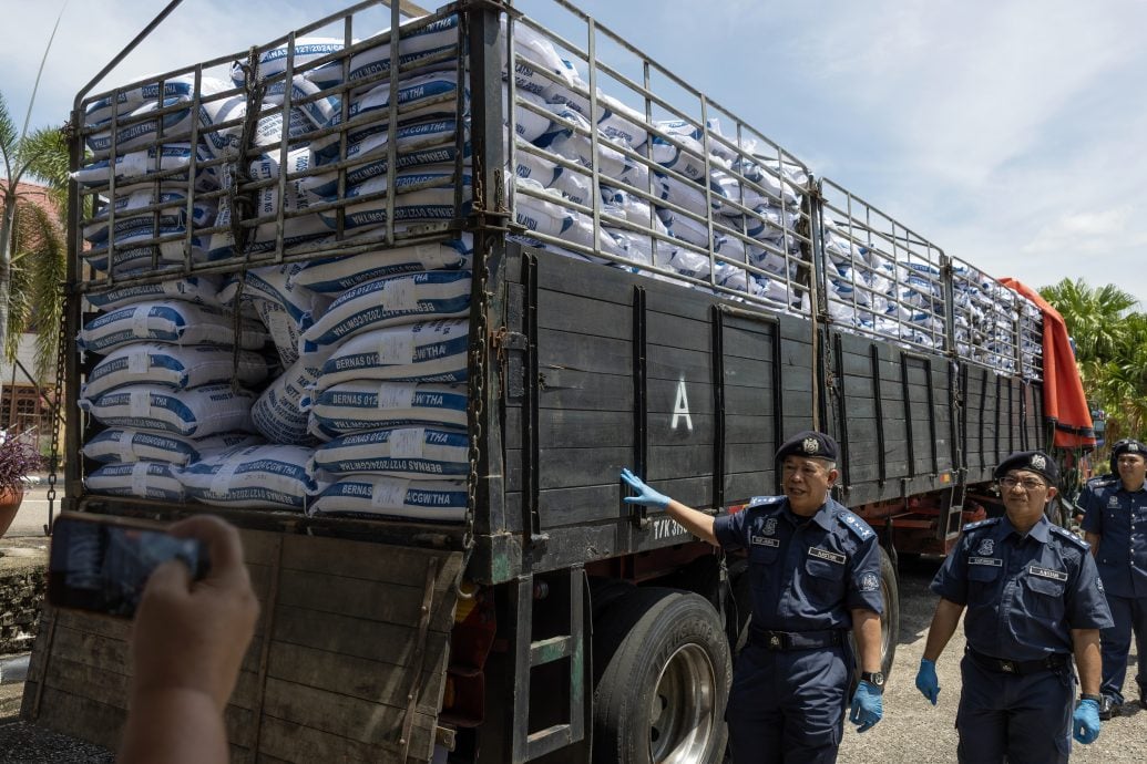 全国:吉兰丹州关税局成功瓦解跨境走私案件,起获共计173.35公吨,来自邻国的走私白米。