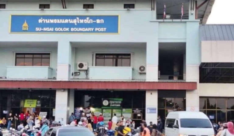 全国:在泰国陶公府监狱度过9个月获释后,吉兰丹州知名女歌手旺诺莎依达昨晚重返家人怀抱。她的丈夫与3名友人则在今天被遣返回国,回到吉兰丹。