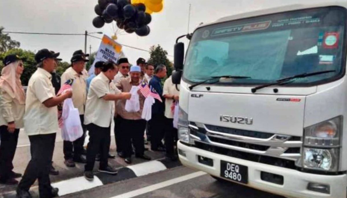 全国：工程部长拿督斯里亚历山大今日否认全国摩托车骑士将从今年10月起被征收过路费的传言，并澄清相关内容纯属不实信息。