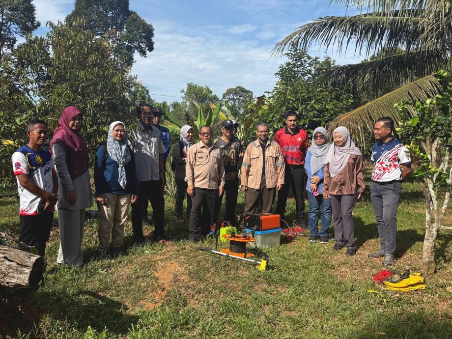 全国:巫罗加什路园地现裂缝 研究组到场调查