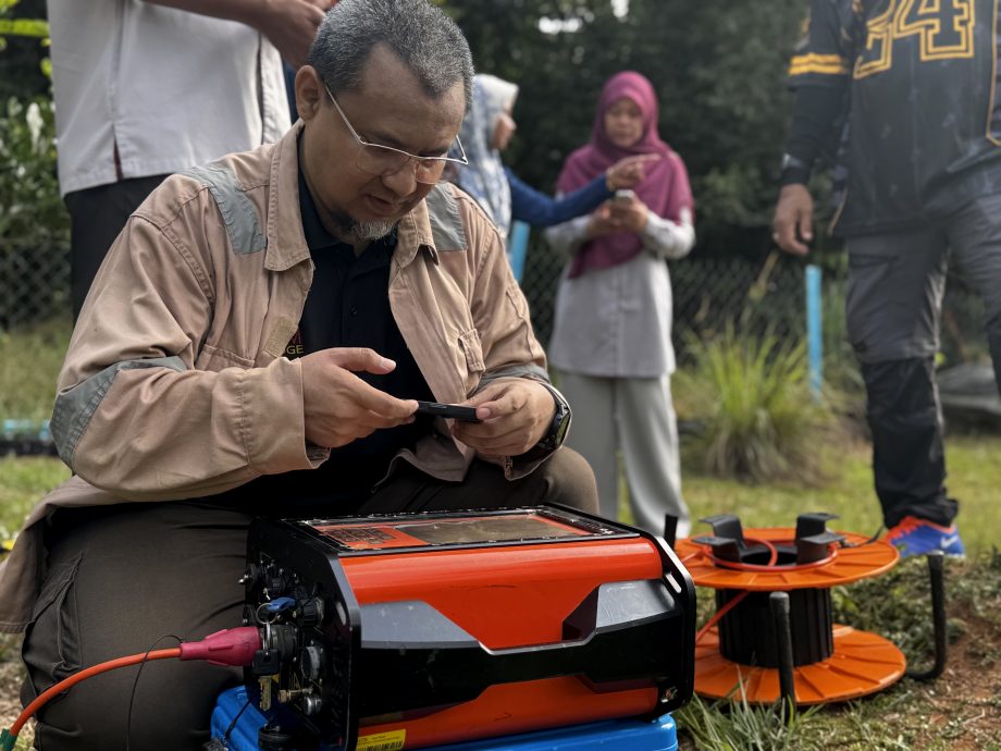 全国:巫罗加什路园地现裂缝 研究组到场调查