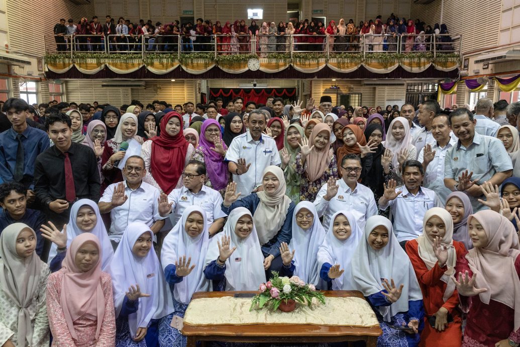 教育部长法丽娜针对沙巴州吧巴一所宗教学校于7月16日发生中一女生查拉凯琳娜死亡事件发出严正声明，表示教育部不会庇护任何涉及人士。