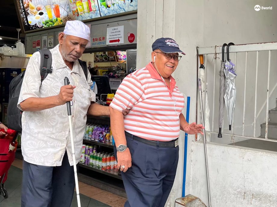 全国:暖势力:失明人生不黑暗 七旬男摆摊帮人按摩自力更生