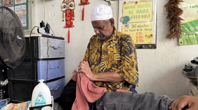 全国:暖势力:失明人生不黑暗 七旬男摆摊帮人按摩自力更生