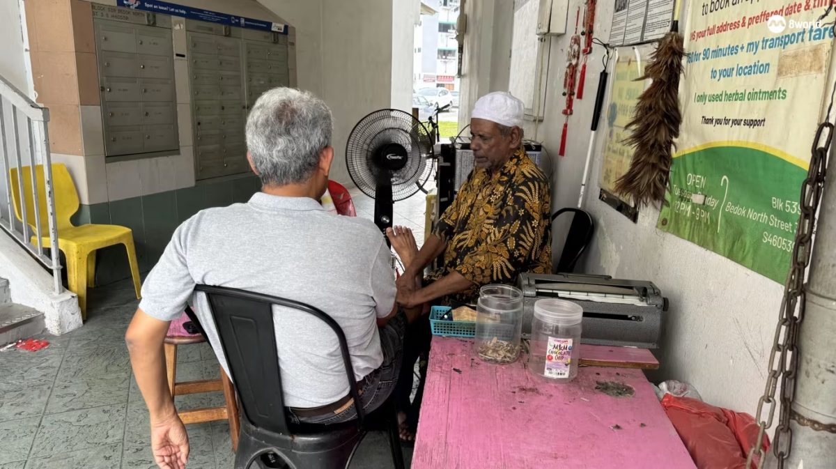 全国:暖势力:失明人生不黑暗 七旬男摆摊帮人按摩自力更生