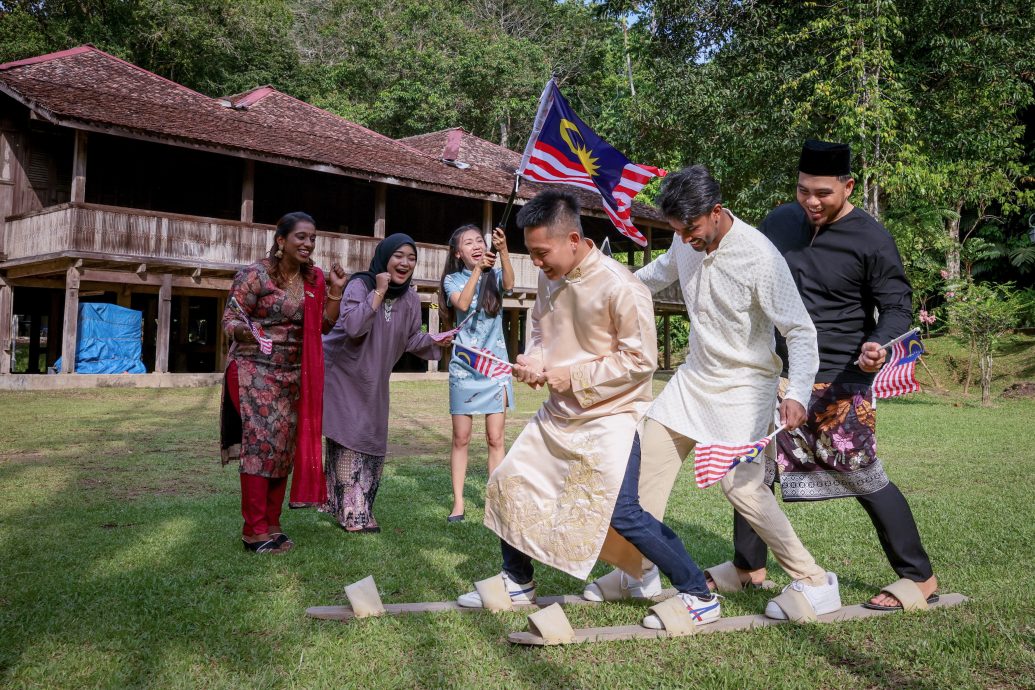 全：国庆日各族团结同心国家欣荣