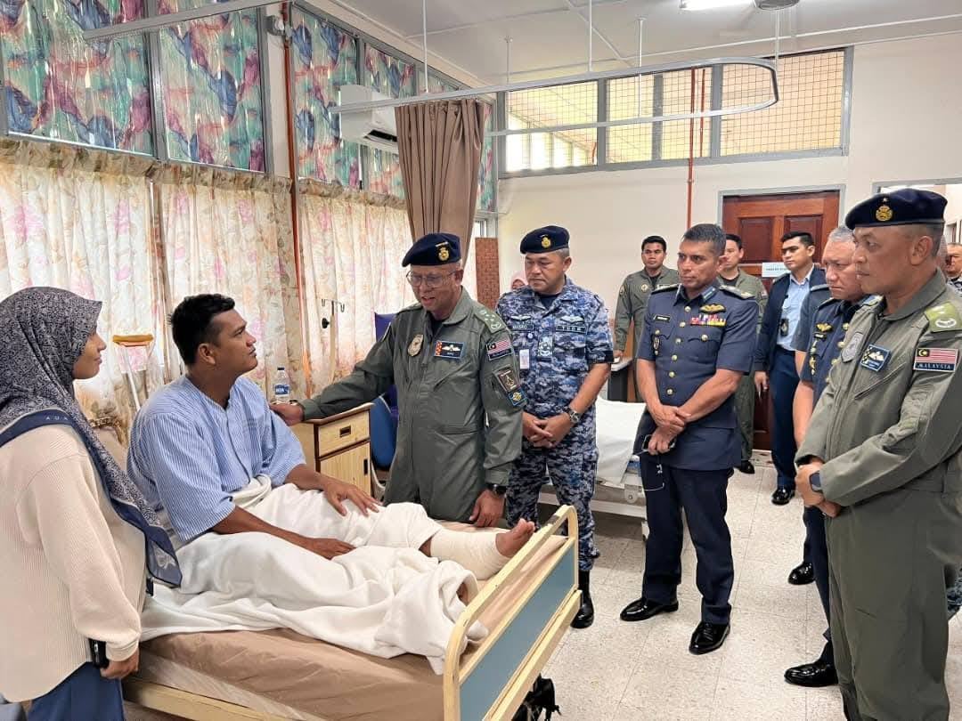 全:已签发/空军首长:战机坠毁事故2机师利用弹射座椅成功保命。