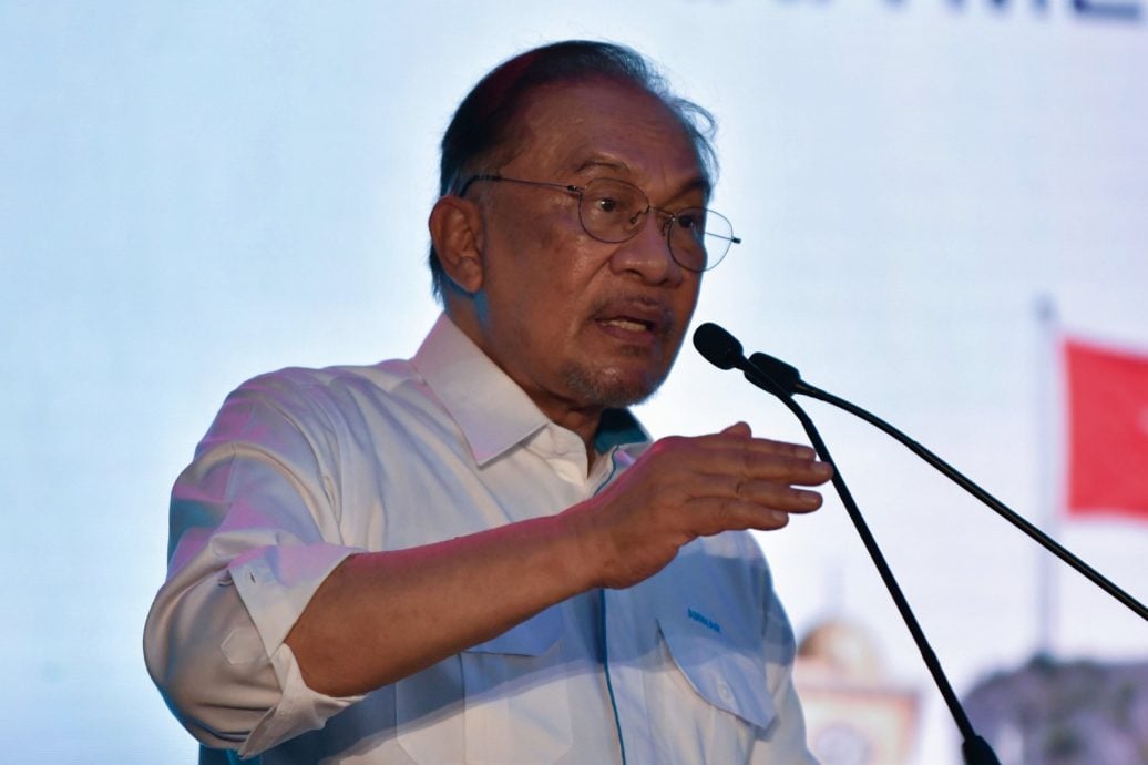 首相拿督斯里安华表示，随着政府实施十余年来最大规模的薪资调整，预计明年公务员薪资支出将增至180亿令吉。  