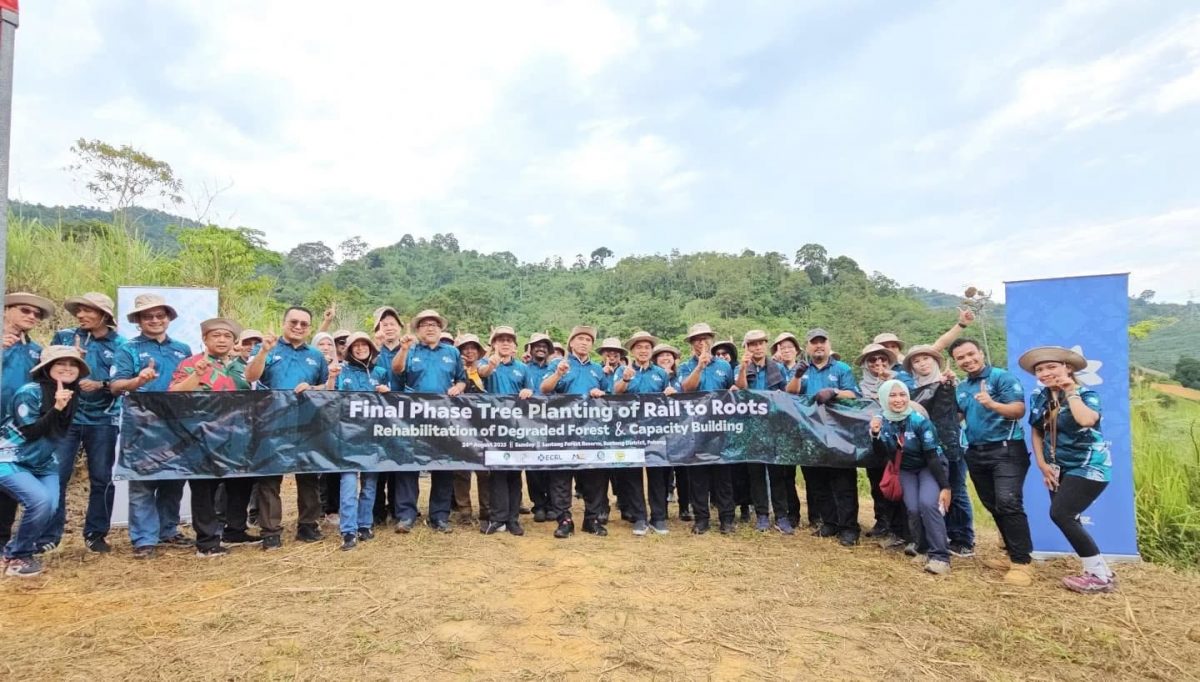 全：（未签发)马来西亚铁路衔接公司在文冬永久森林保留区，成功种植了3000棵树苗，作为“铁道护根（Rail to Roots）：森林退化保育与能力建设计划”的一部分