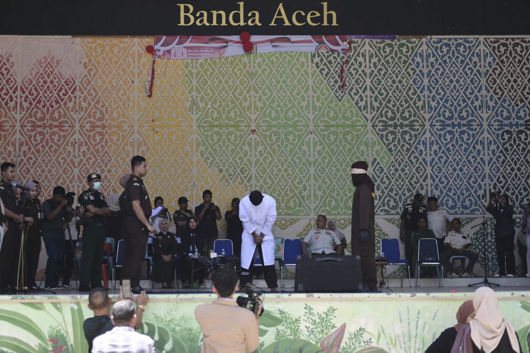 公园洗手间内拥抱接吻  亚齐省两男子各被公开鞭刑80下