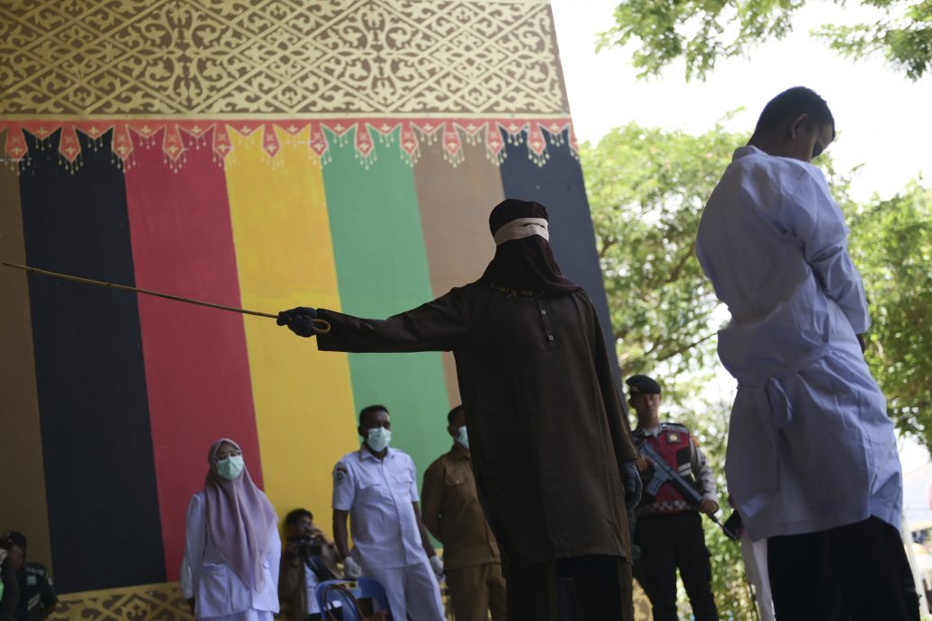 公园洗手间内拥抱接吻  亚齐省两男子各被公开鞭刑80下