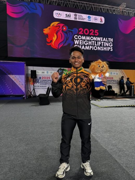 共和联邦举重锦标赛  阿兹尼尔举出首金