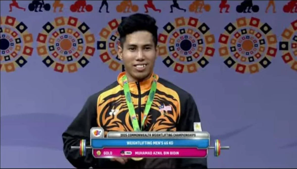 共和联邦举重锦标赛  阿兹尼尔举出首金