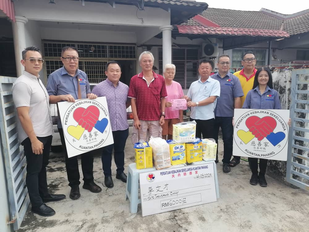 关丹慈善家与师公坛捐助中风病患李文财。 