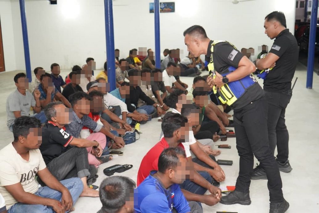 关丹警方展开联合执法行动，24名外籍人士违规遭扣查。