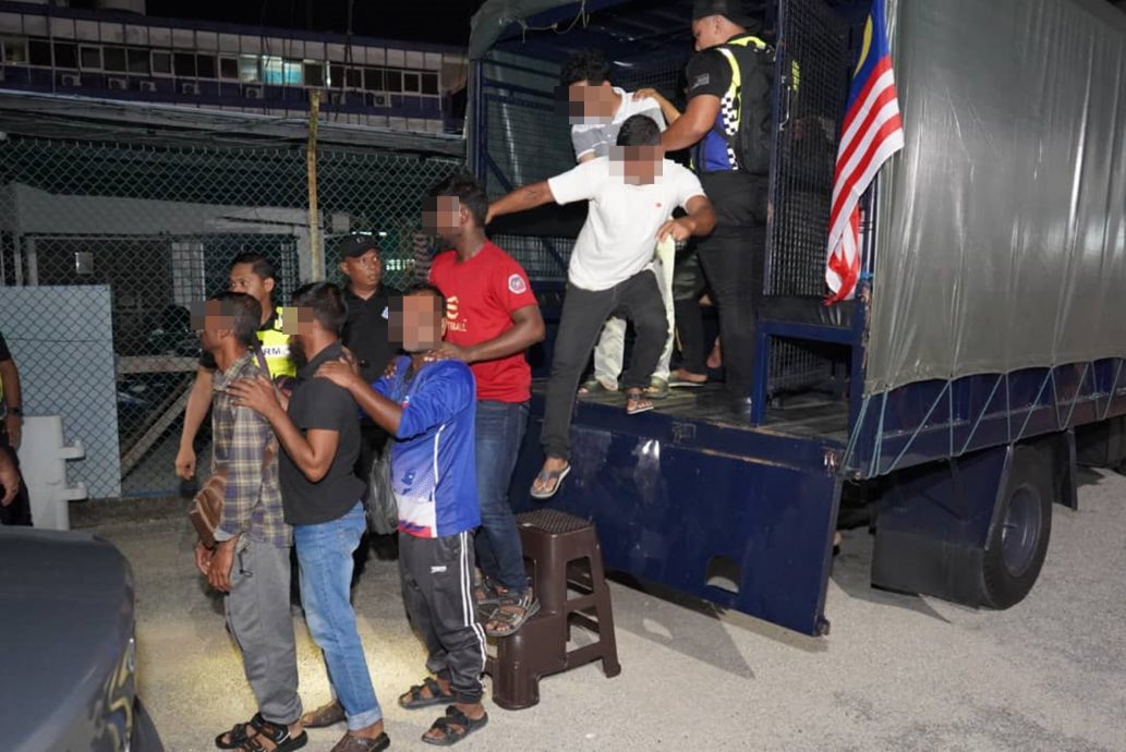 关丹警方展开联合执法行动，24名外籍人士违规遭扣查。