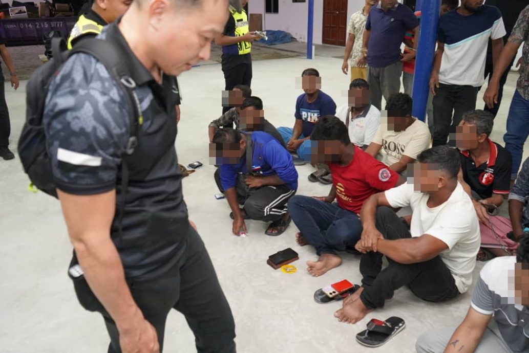 关丹警方展开联合执法行动，24名外籍人士违规遭扣查。