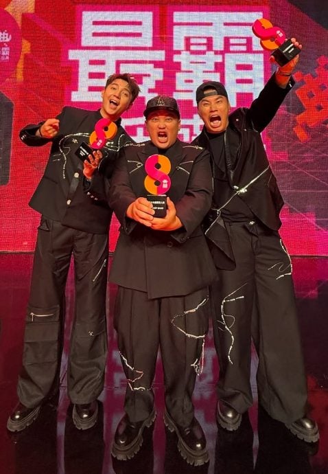 典礼唱国歌嬉闹拍视频 朱浩仁反省道歉认错