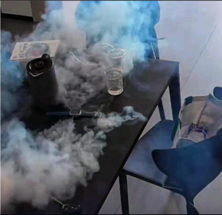 冒烟喷火还转圈圈 儿童智能手表自燃好惊悚！