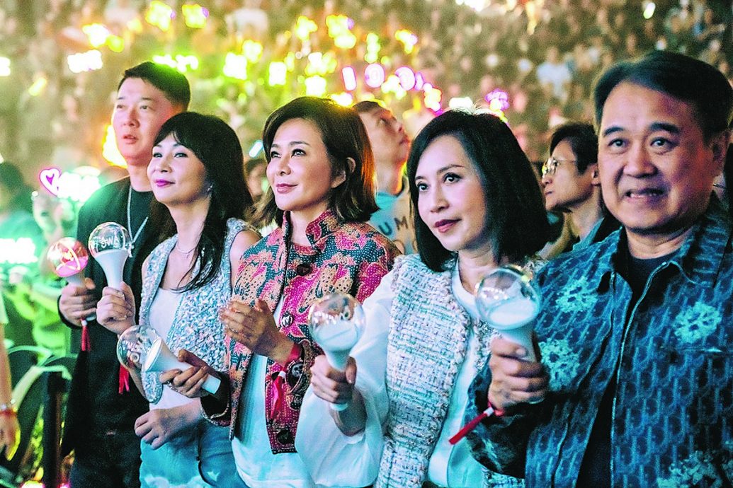 刘德华“华仔天地”专属演唱会   两大美人关之琳李嘉欣捧场