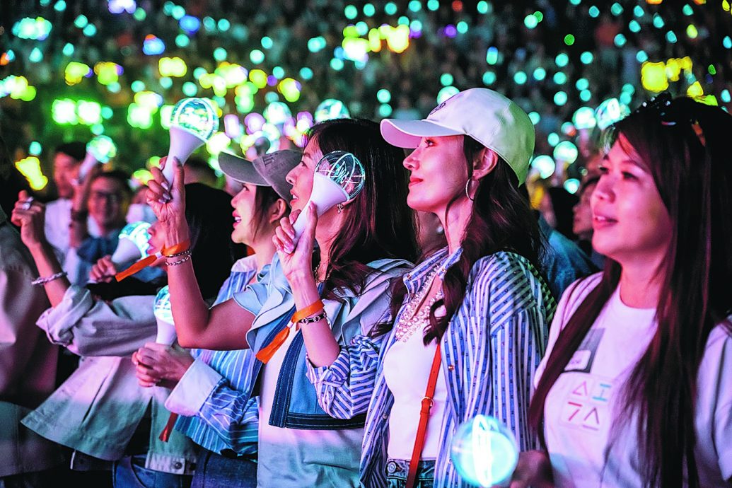 刘德华“华仔天地”专属演唱会   两大美人关之琳李嘉欣捧场