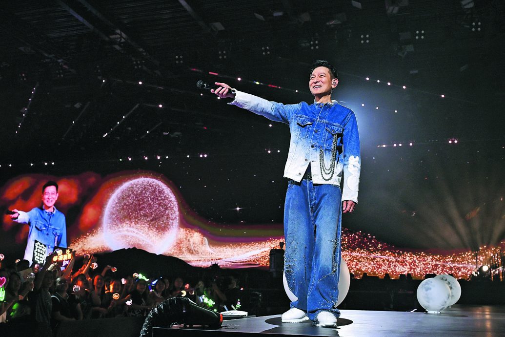 刘德华“华仔天地”专属演唱会   两大美人关之琳李嘉欣捧场