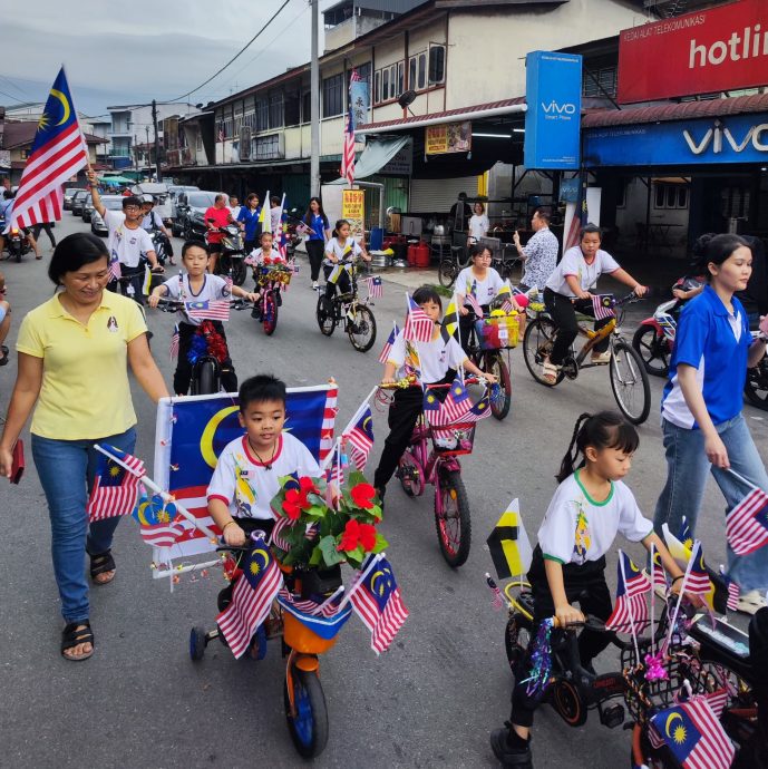 十八丁培英华小国庆活动 师生董家协发扬爱国精神