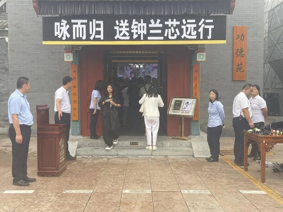 千百惠告别式改用本名 黄安泪崩致哀：放下吧老友