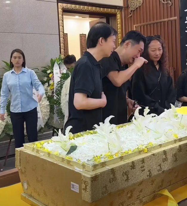 千百惠告别式改用本名 黄安泪崩致哀：放下吧老友