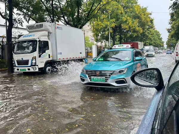 半小时降13度！上海突然“大暴雷雨+冰雹”　居民：前1秒还晴天