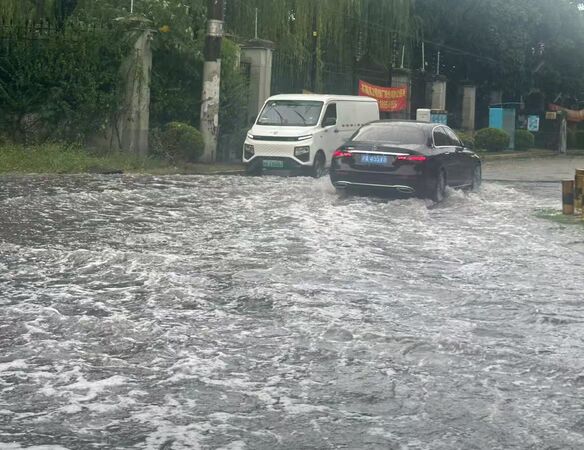 半小时降13度！上海突然“大暴雷雨+冰雹”　居民：前1秒还晴天